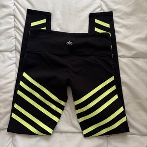 alo yoga glow in the dark capri leggings